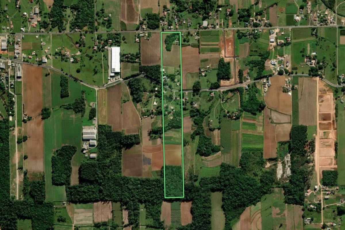 Imagem de satélite do imóvel rural em Criciúma (SC), com o contorno declarado no CAR desenhado por cima.