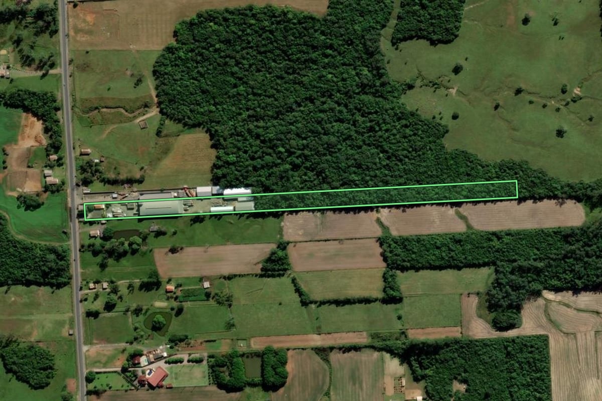 Imagem de satélite do imóvel rural em Criciúma (SC), com o contorno declarado no CAR desenhado por cima.