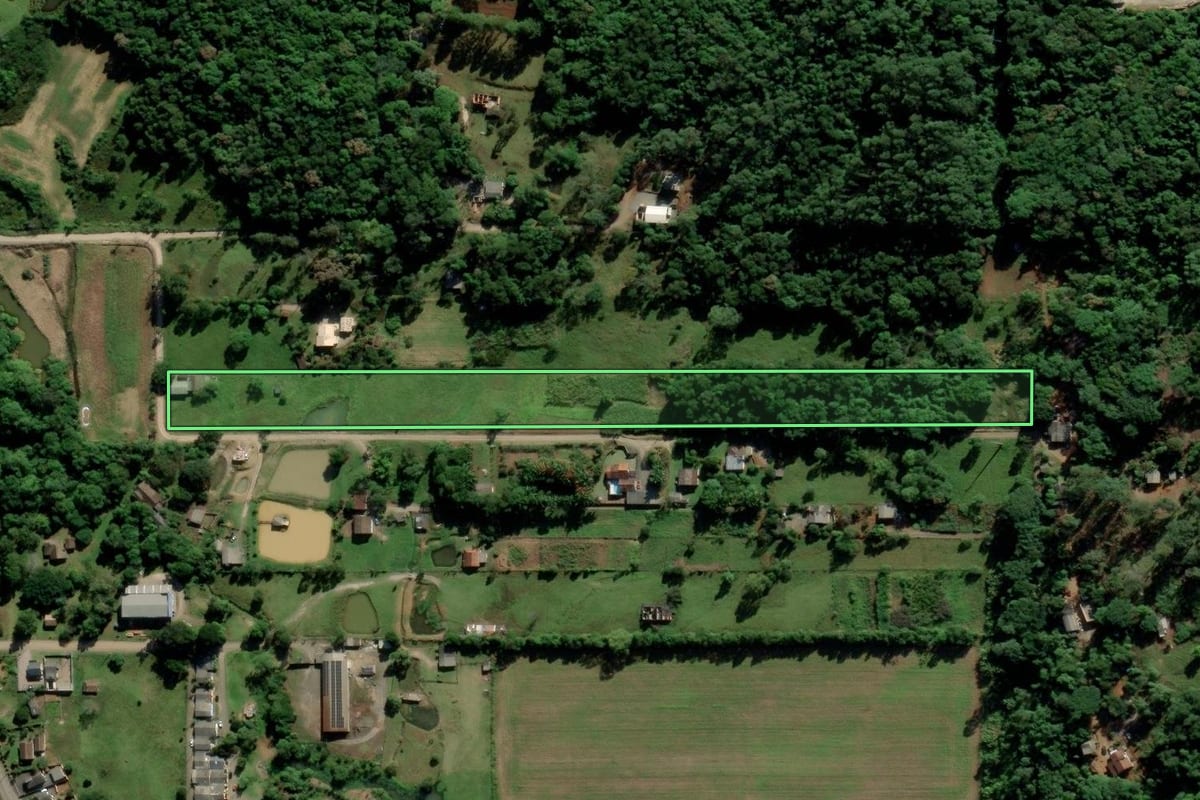 Imagem de satélite do imóvel rural em Criciúma (SC), com o contorno declarado no CAR desenhado por cima.