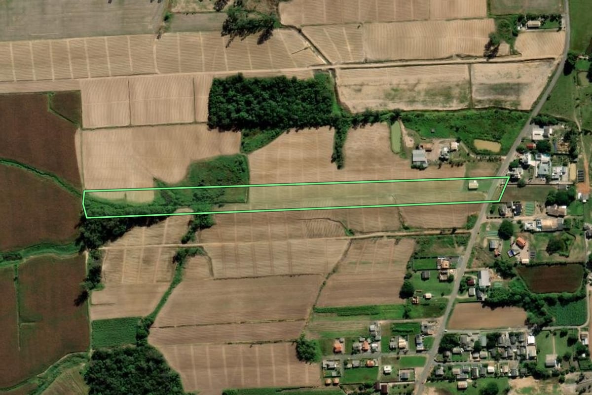 Imagem de satélite do imóvel rural em Criciúma (SC), com o contorno declarado no CAR desenhado por cima.