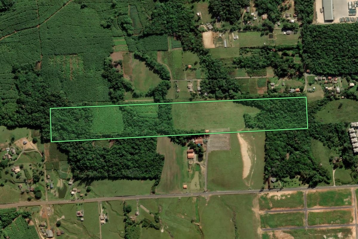 Imagem de satélite do imóvel rural em Criciúma (SC), com o contorno declarado no CAR desenhado por cima.