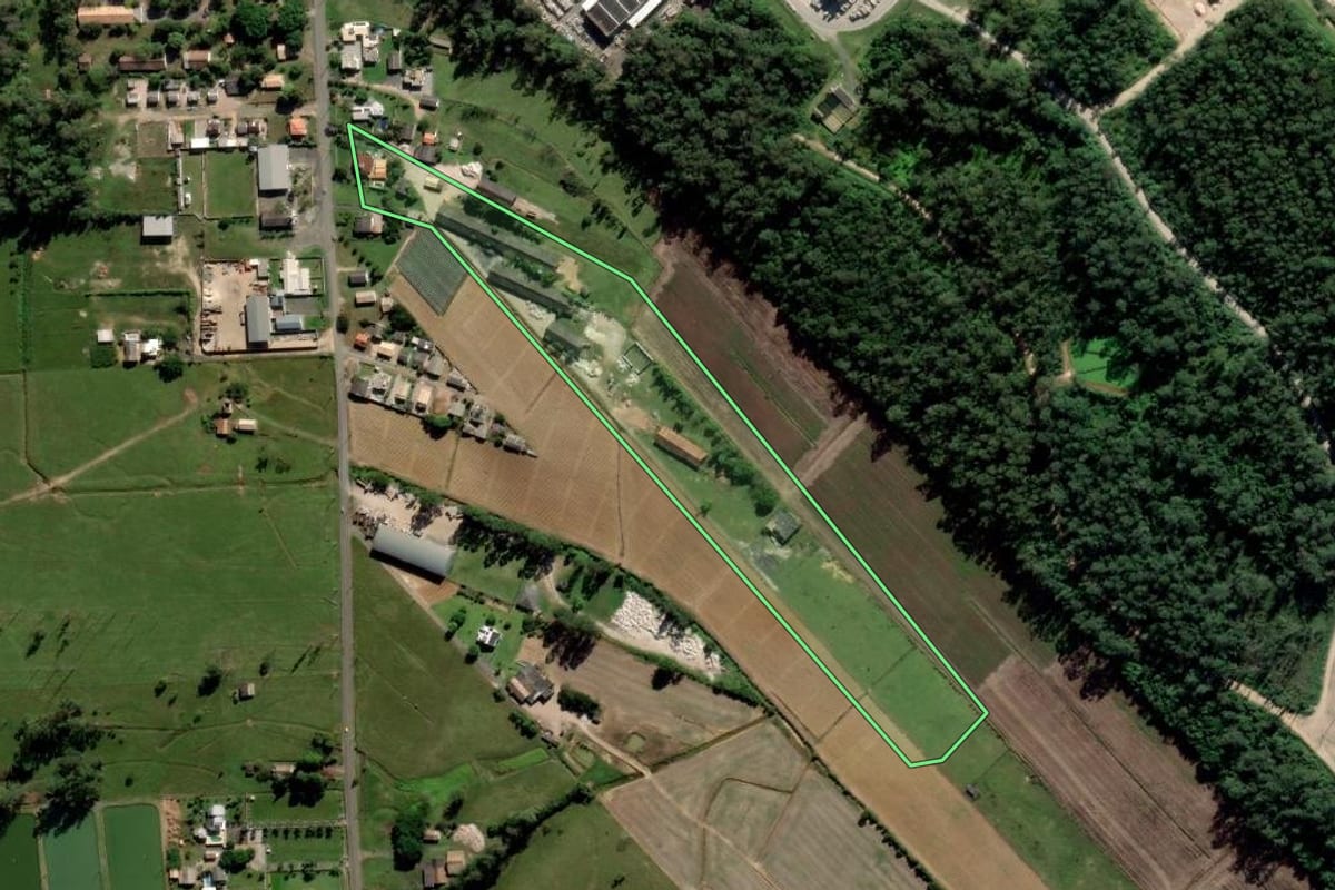 Imagem de satélite do imóvel rural em Criciúma (SC), com o contorno declarado no CAR desenhado por cima.