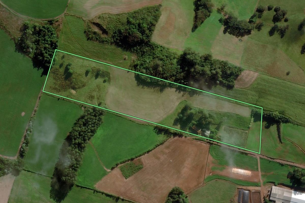Imagem de satélite do imóvel rural em Cunha Porã (SC), com o contorno declarado no CAR desenhado por cima.