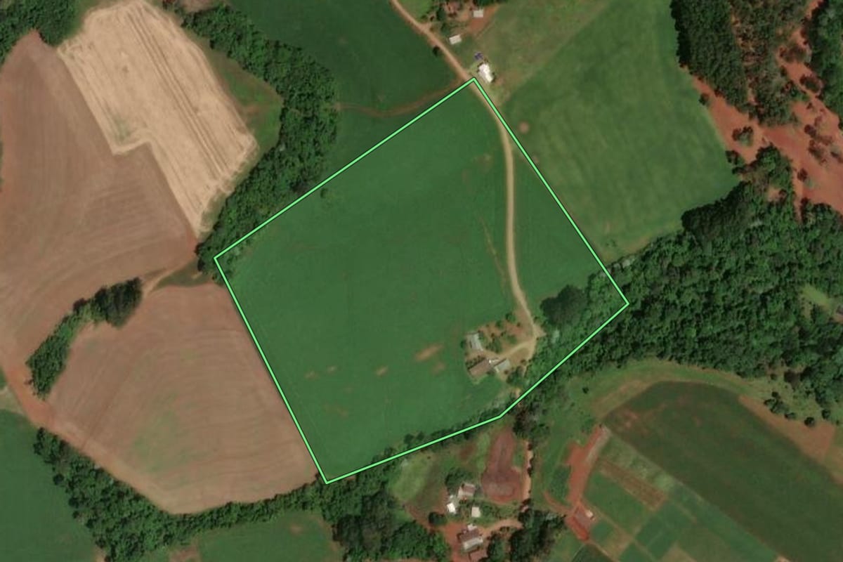 Imagem de satélite do imóvel rural em Cunha Porã (SC), com o contorno declarado no CAR desenhado por cima.