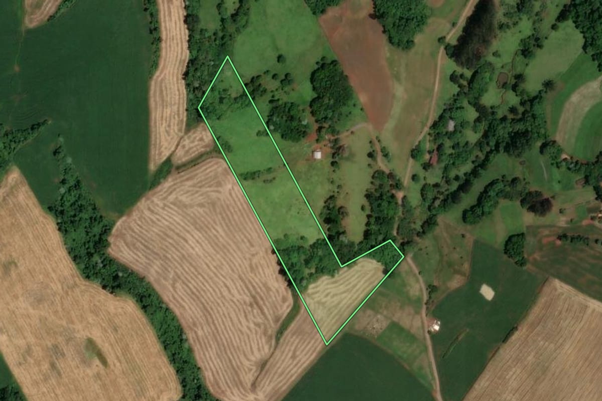 Imagem de satélite do imóvel rural em Cunha Porã (SC), com o contorno declarado no CAR desenhado por cima.