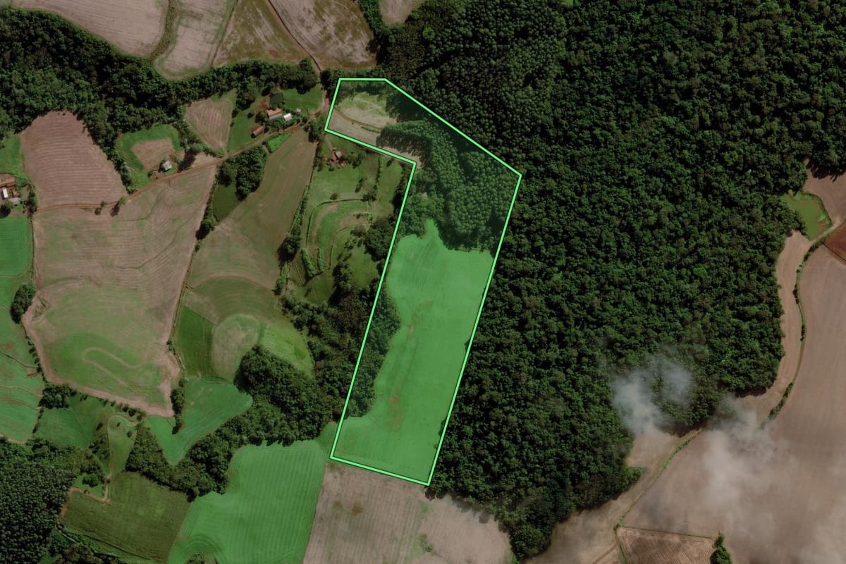 Imagem de satélite do imóvel rural em Cunha Porã (SC), com o contorno declarado no CAR desenhado por cima.