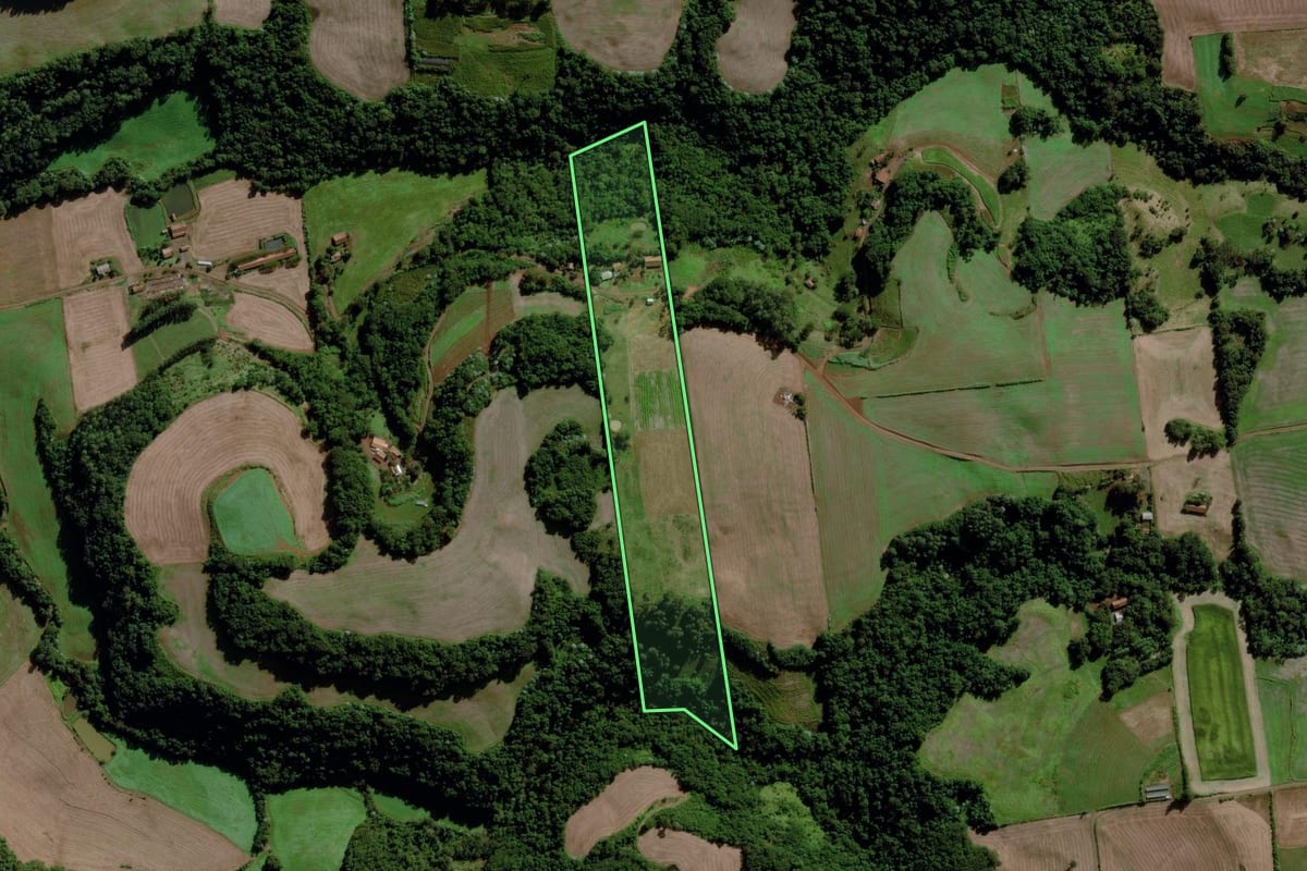 Imagem de satélite do imóvel rural em Cunha Porã (SC), com o contorno declarado no CAR desenhado por cima.