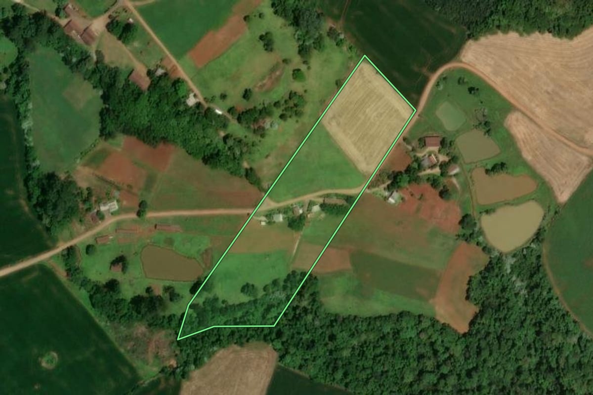 Imagem de satélite do imóvel rural em Cunha Porã (SC), com o contorno declarado no CAR desenhado por cima.