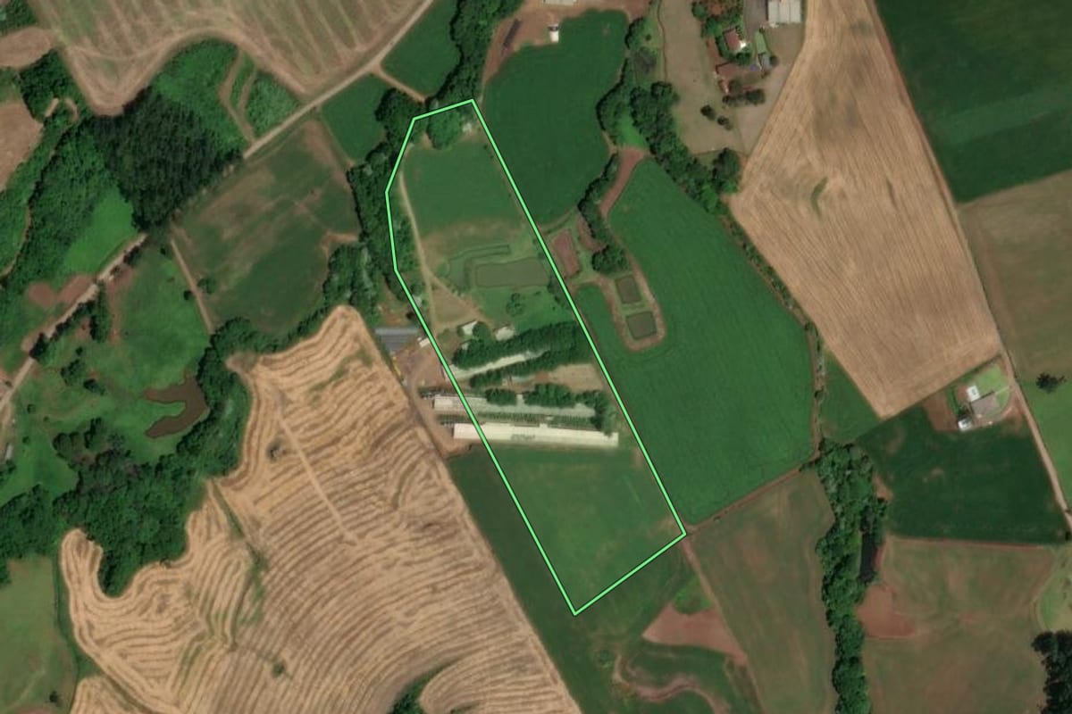Imagem de satélite do imóvel rural em Cunha Porã (SC), com o contorno declarado no CAR desenhado por cima.