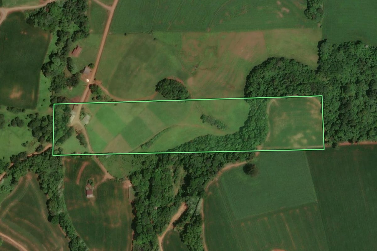 Imagem de satélite do imóvel rural em Cunha Porã (SC), com o contorno declarado no CAR desenhado por cima.