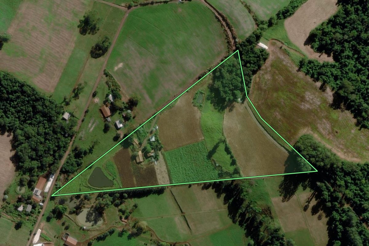 Imagem de satélite do imóvel rural em Cunha Porã (SC), com o contorno declarado no CAR desenhado por cima.