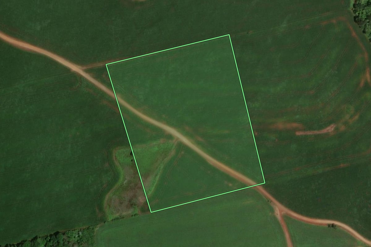 Imagem de satélite do imóvel rural em Cunha Porã (SC), com o contorno declarado no CAR desenhado por cima.