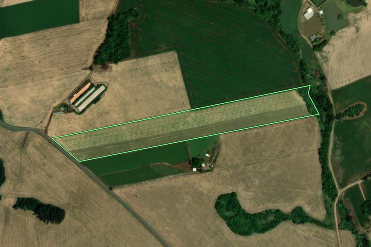 Imagem de satélite do imóvel rural em Cunha Porã (SC), com o contorno declarado no CAR desenhado por cima.