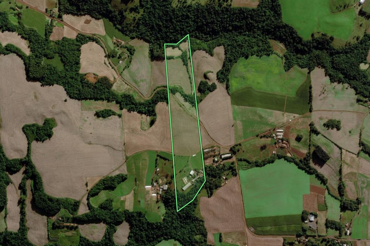 Imagem de satélite do imóvel rural em Cunha Porã (SC), com o contorno declarado no CAR desenhado por cima.