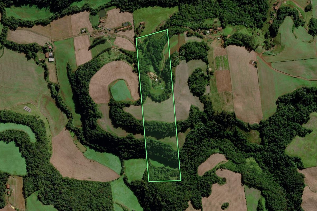 Imagem de satélite do imóvel rural em Cunha Porã (SC), com o contorno declarado no CAR desenhado por cima.