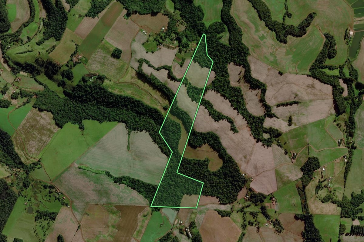 Imagem de satélite do imóvel rural em Cunha Porã (SC), com o contorno declarado no CAR desenhado por cima.