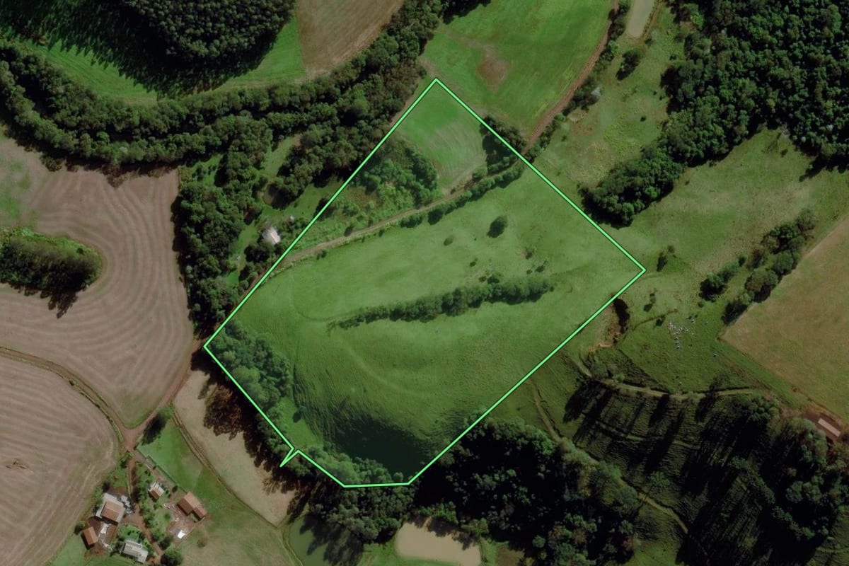 Imagem de satélite do imóvel rural em Cunha Porã (SC), com o contorno declarado no CAR desenhado por cima.