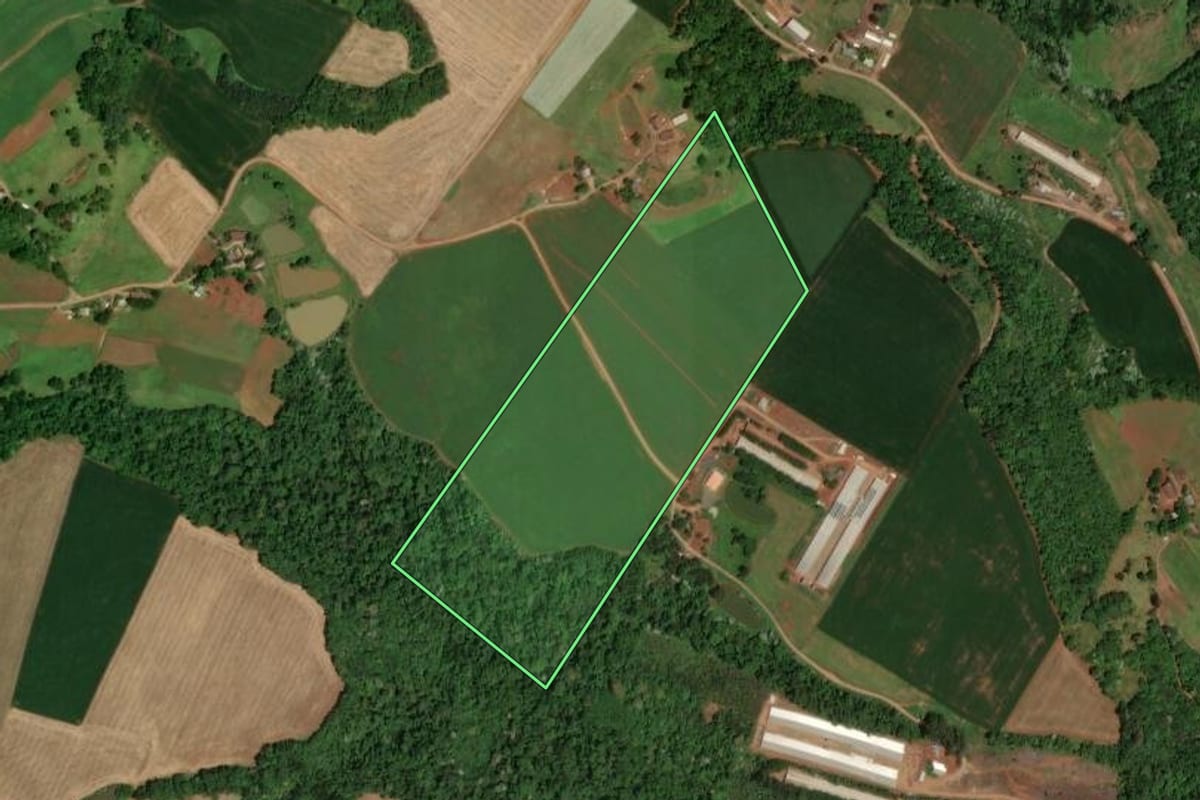 Imagem de satélite do imóvel rural em Cunha Porã (SC), com o contorno declarado no CAR desenhado por cima.