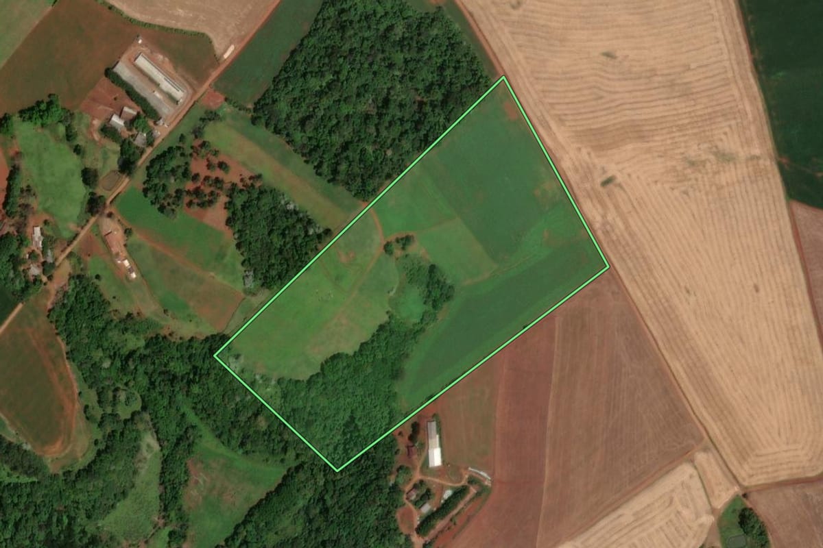 Imagem de satélite do imóvel rural em Cunha Porã (SC), com o contorno declarado no CAR desenhado por cima.