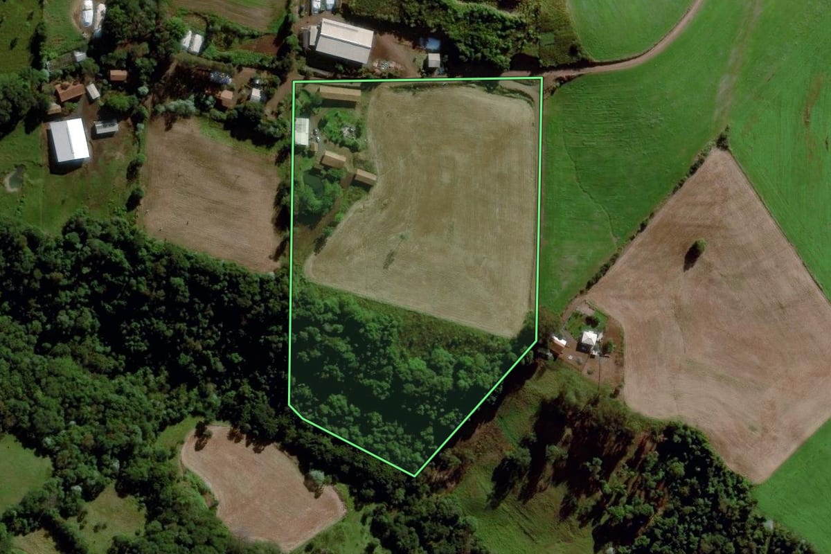 Imagem de satélite do imóvel rural em Cunha Porã (SC), com o contorno declarado no CAR desenhado por cima.