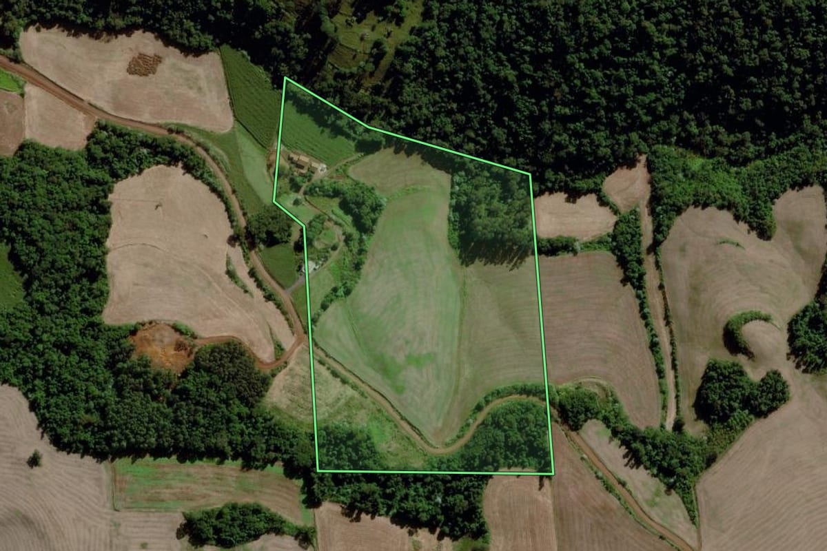 Imagem de satélite do imóvel rural em Cunha Porã (SC), com o contorno declarado no CAR desenhado por cima.
