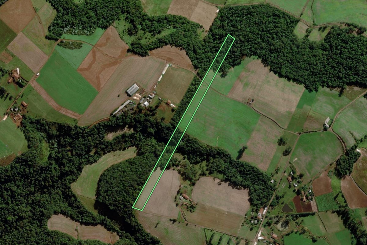 Imagem de satélite do imóvel rural em Cunha Porã (SC), com o contorno declarado no CAR desenhado por cima.