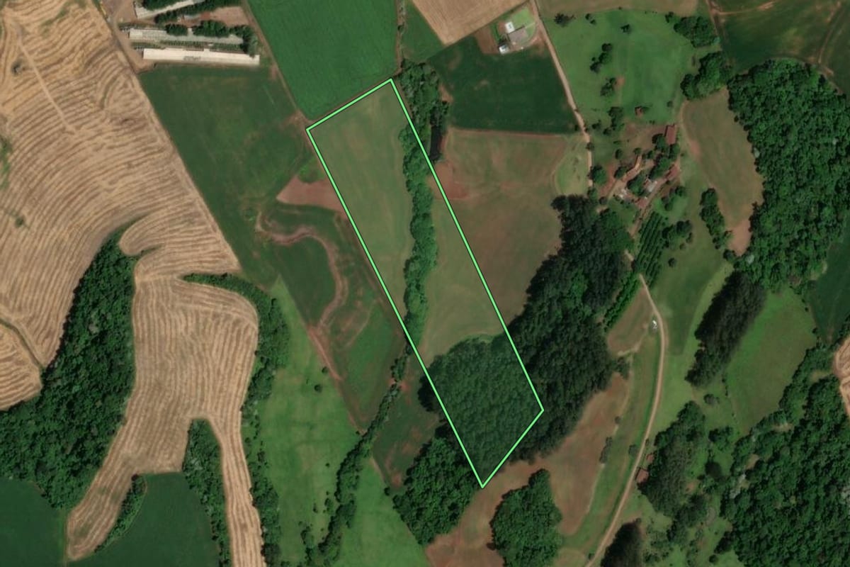 Imagem de satélite do imóvel rural em Cunha Porã (SC), com o contorno declarado no CAR desenhado por cima.