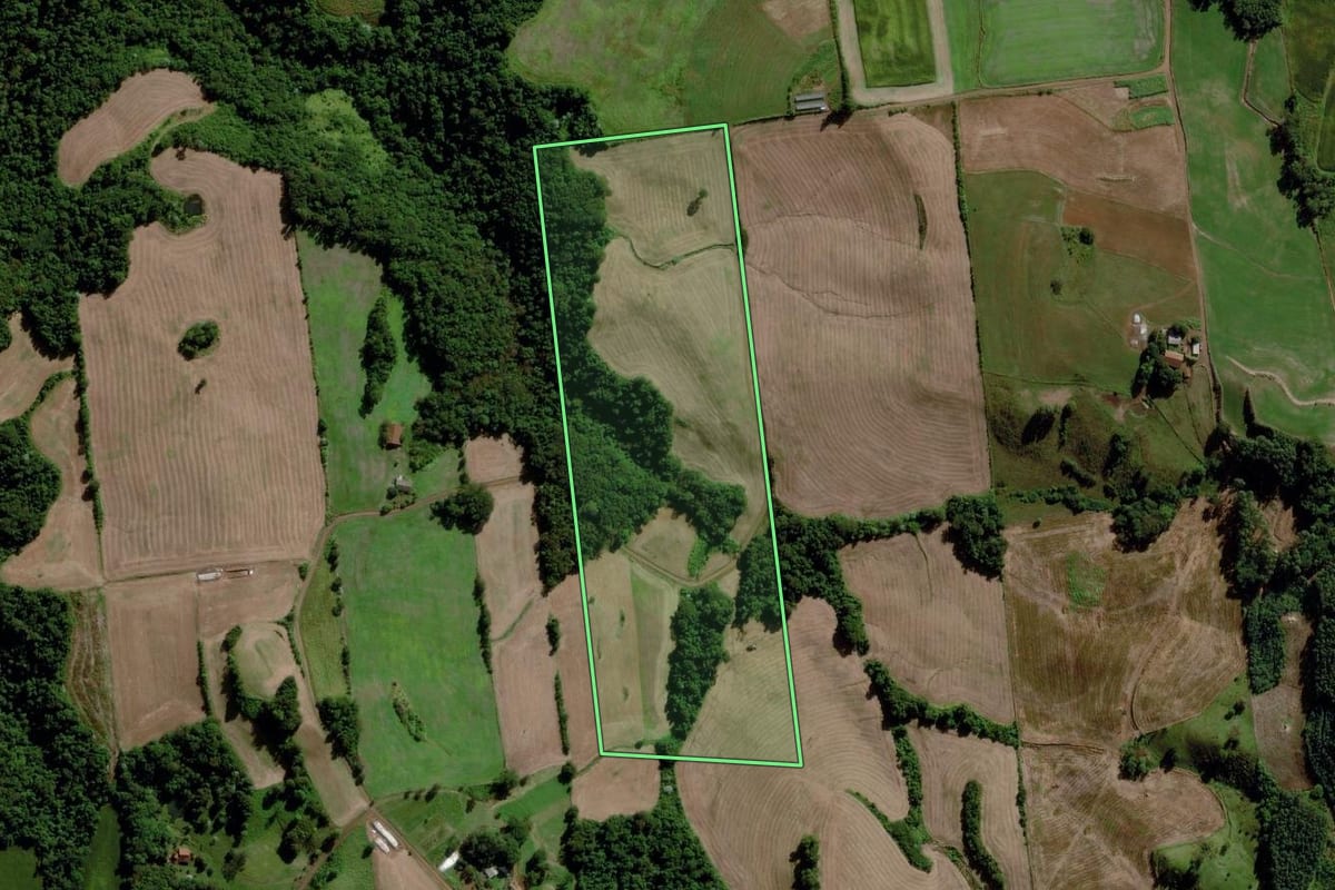 Imagem de satélite do imóvel rural em Cunha Porã (SC), com o contorno declarado no CAR desenhado por cima.