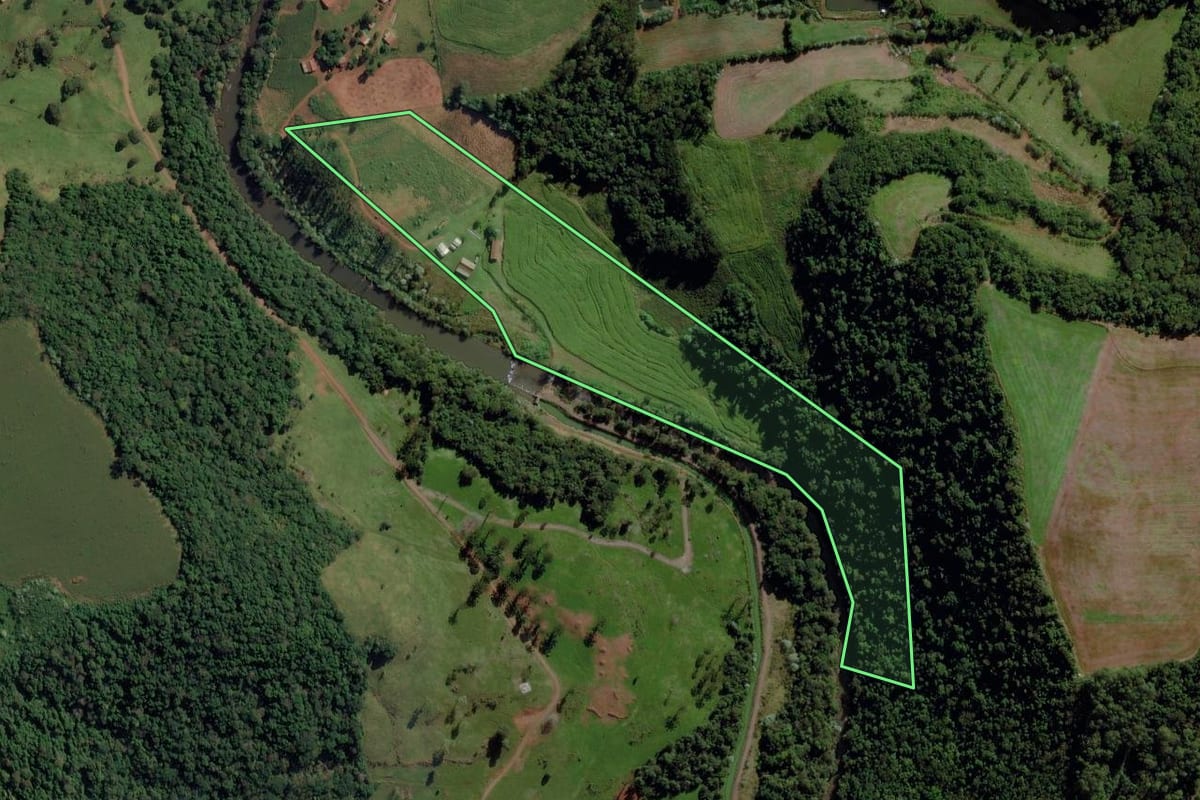 Imagem de satélite do imóvel rural em Cunha Porã (SC), com o contorno declarado no CAR desenhado por cima.