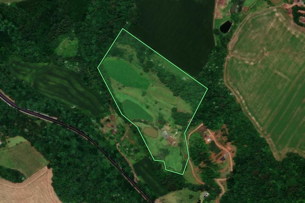 Imagem de satélite do imóvel rural em Cunha Porã (SC), com o contorno declarado no CAR desenhado por cima.