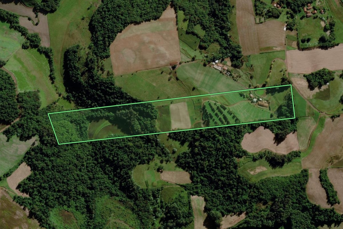 Imagem de satélite do imóvel rural em Cunha Porã (SC), com o contorno declarado no CAR desenhado por cima.