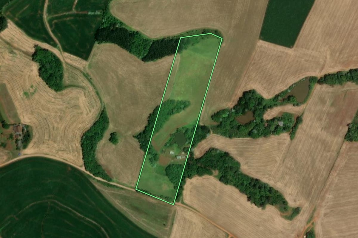 Imagem de satélite do imóvel rural em Cunha Porã (SC), com o contorno declarado no CAR desenhado por cima.