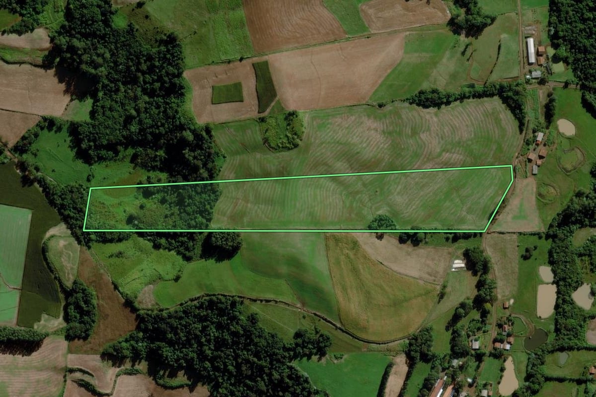 Imagem de satélite do imóvel rural em Cunha Porã (SC), com o contorno declarado no CAR desenhado por cima.