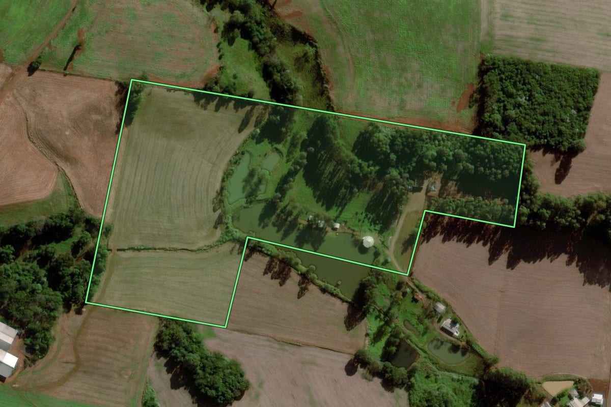 Imagem de satélite do imóvel rural em Cunha Porã (SC), com o contorno declarado no CAR desenhado por cima.
