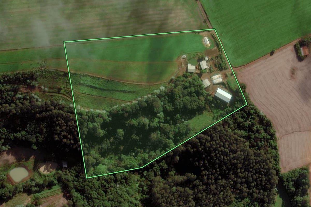 Imagem de satélite do imóvel rural em Cunha Porã (SC), com o contorno declarado no CAR desenhado por cima.