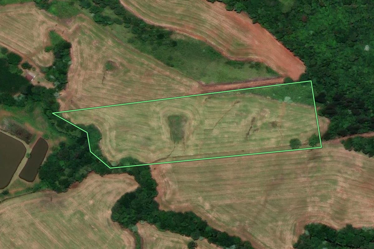 Imagem de satélite do imóvel rural em Cunha Porã (SC), com o contorno declarado no CAR desenhado por cima.