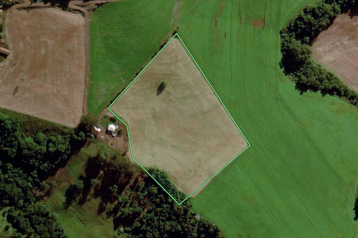 Imagem de satélite do imóvel rural em Cunha Porã (SC), com o contorno declarado no CAR desenhado por cima.