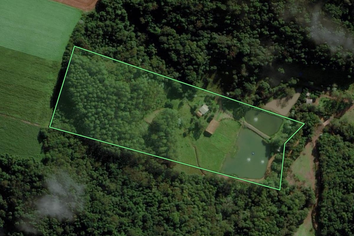 Imagem de satélite do imóvel rural em Cunha Porã (SC), com o contorno declarado no CAR desenhado por cima.