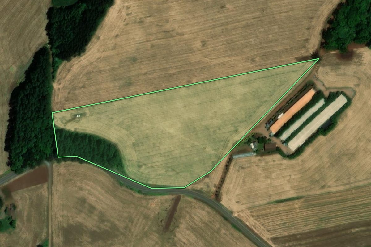 Imagem de satélite do imóvel rural em Cunha Porã (SC), com o contorno declarado no CAR desenhado por cima.
