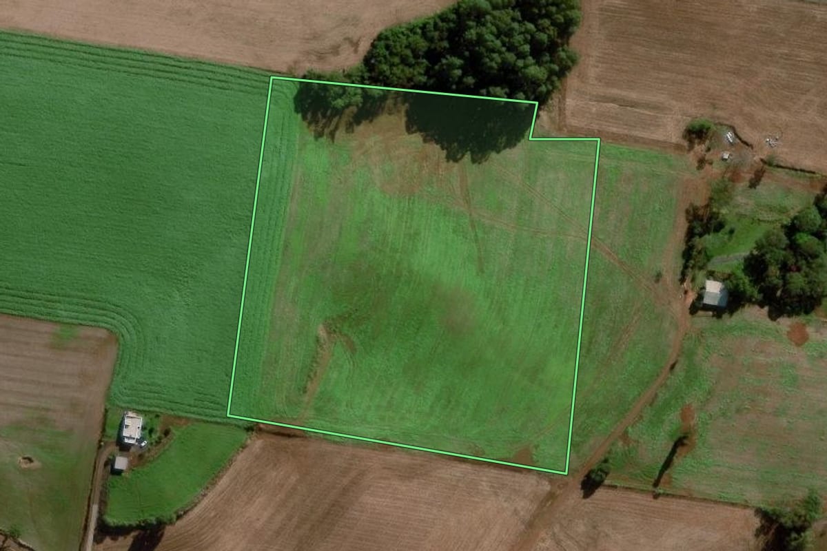 Imagem de satélite do imóvel rural em Cunha Porã (SC), com o contorno declarado no CAR desenhado por cima.