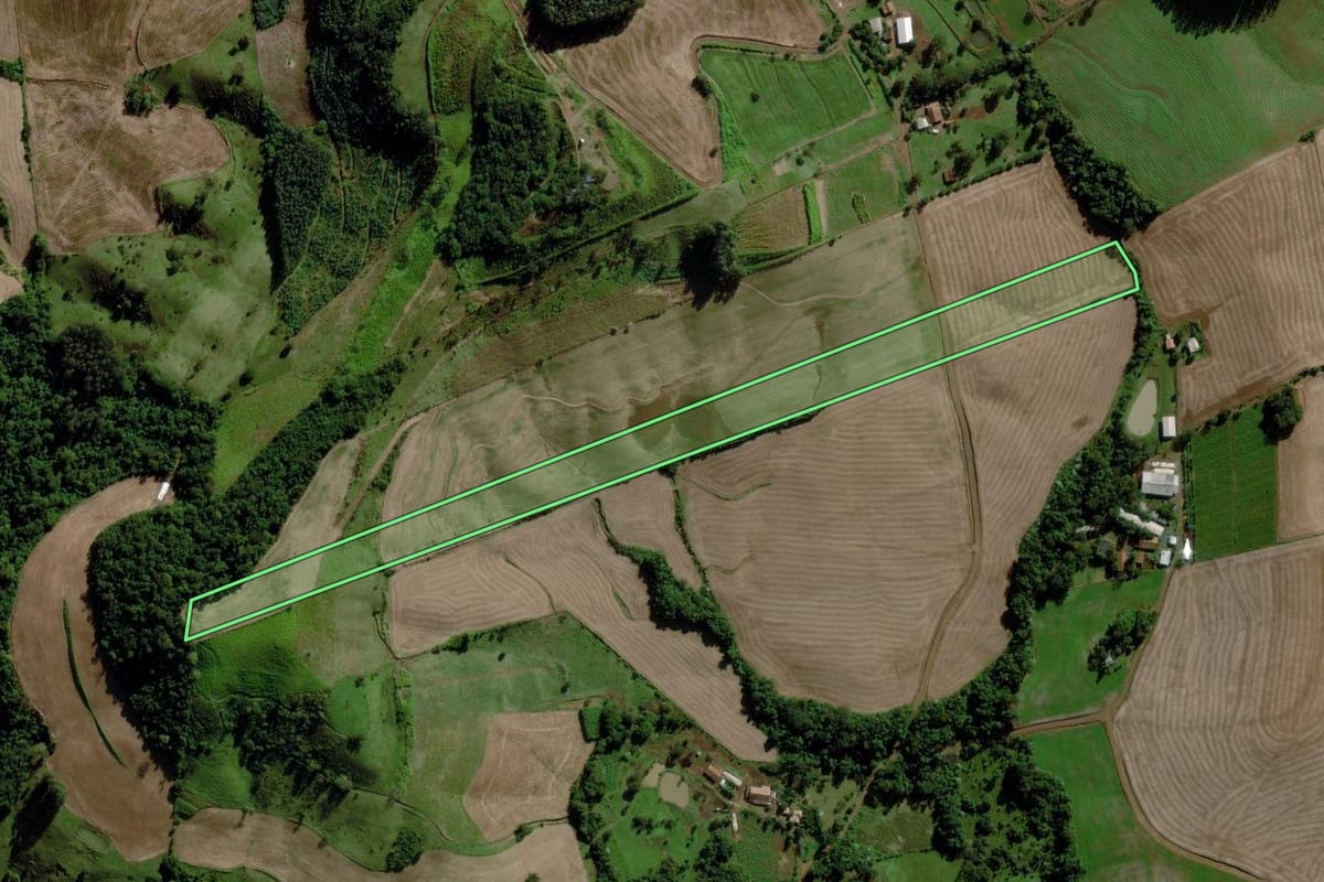 Imagem de satélite do imóvel rural em Cunha Porã (SC), com o contorno declarado no CAR desenhado por cima.