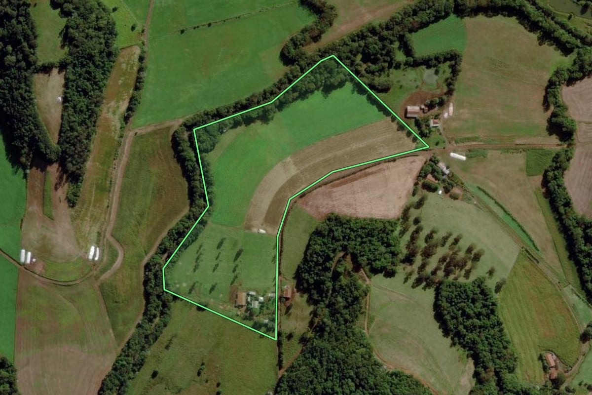 Imagem de satélite do imóvel rural em Cunha Porã (SC), com o contorno declarado no CAR desenhado por cima.