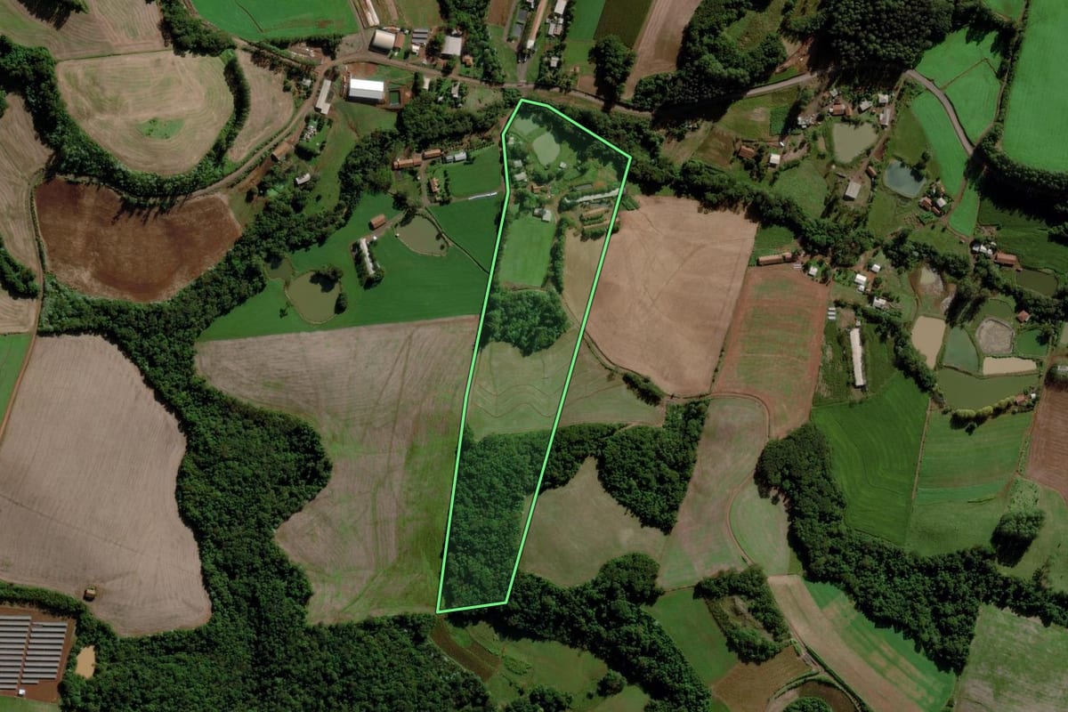 Imagem de satélite do imóvel rural em Cunha Porã (SC), com o contorno declarado no CAR desenhado por cima.