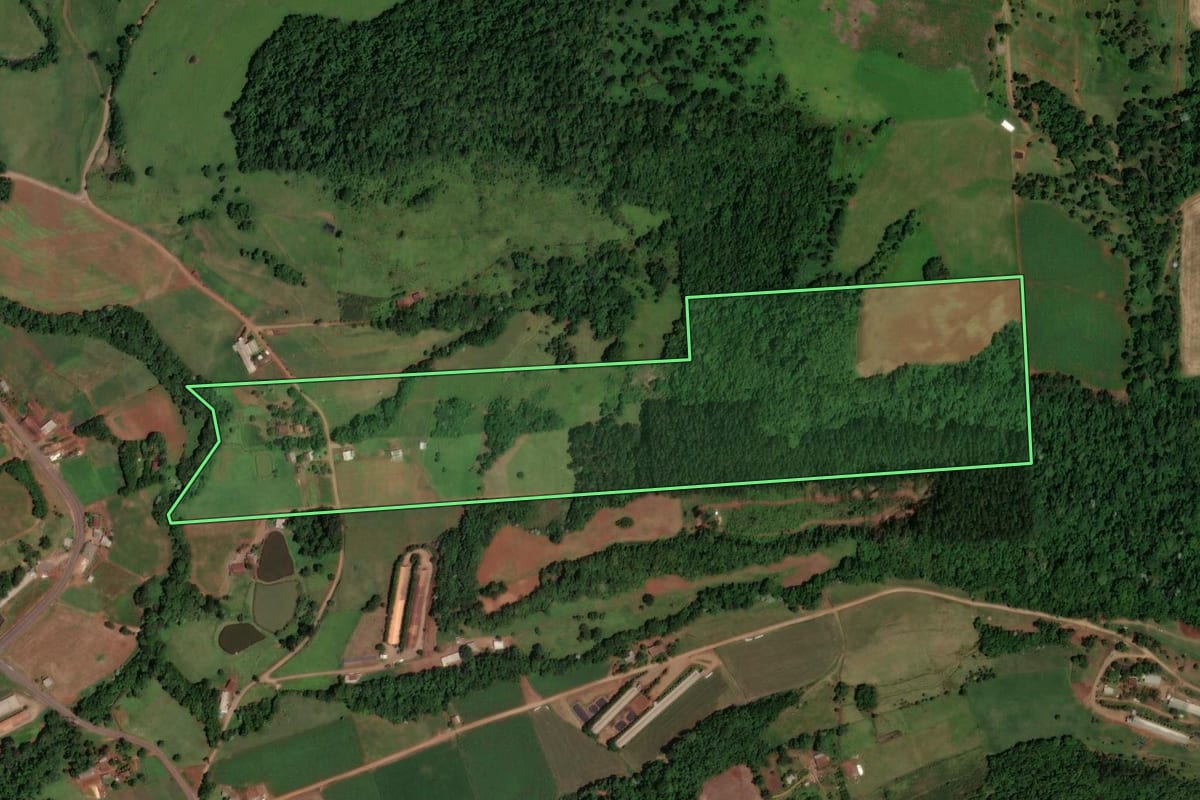 Imagem de satélite do imóvel rural em Cunha Porã (SC), com o contorno declarado no CAR desenhado por cima.
