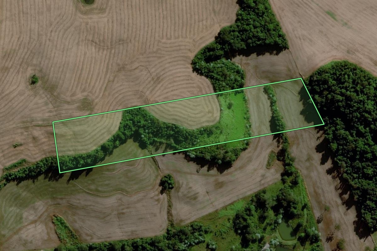 Imagem de satélite do imóvel rural em Cunha Porã (SC), com o contorno declarado no CAR desenhado por cima.