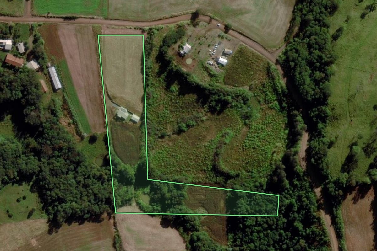 Imagem de satélite do imóvel rural em Cunha Porã (SC), com o contorno declarado no CAR desenhado por cima.