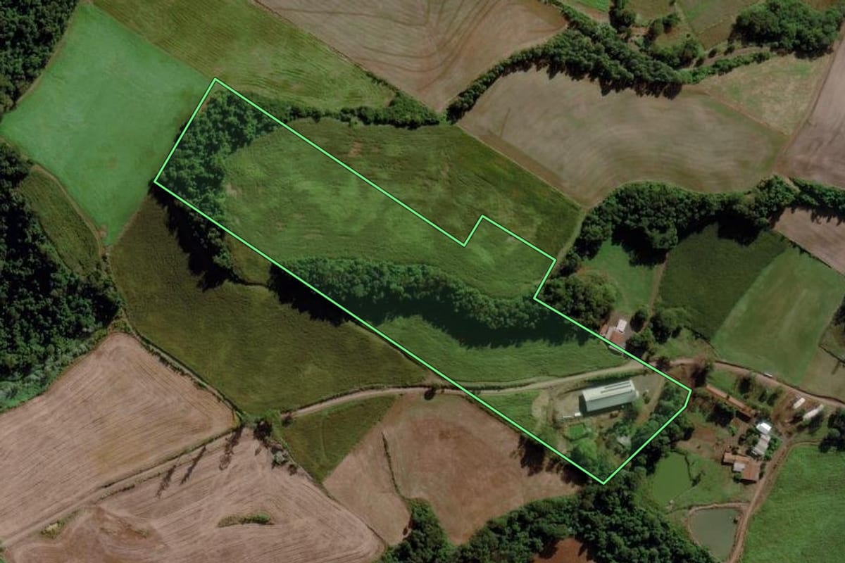 Imagem de satélite do imóvel rural em Cunha Porã (SC), com o contorno declarado no CAR desenhado por cima.