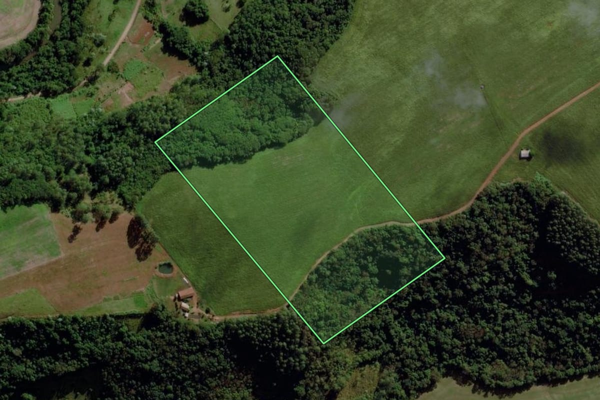 Imagem de satélite do imóvel rural em Cunha Porã (SC), com o contorno declarado no CAR desenhado por cima.