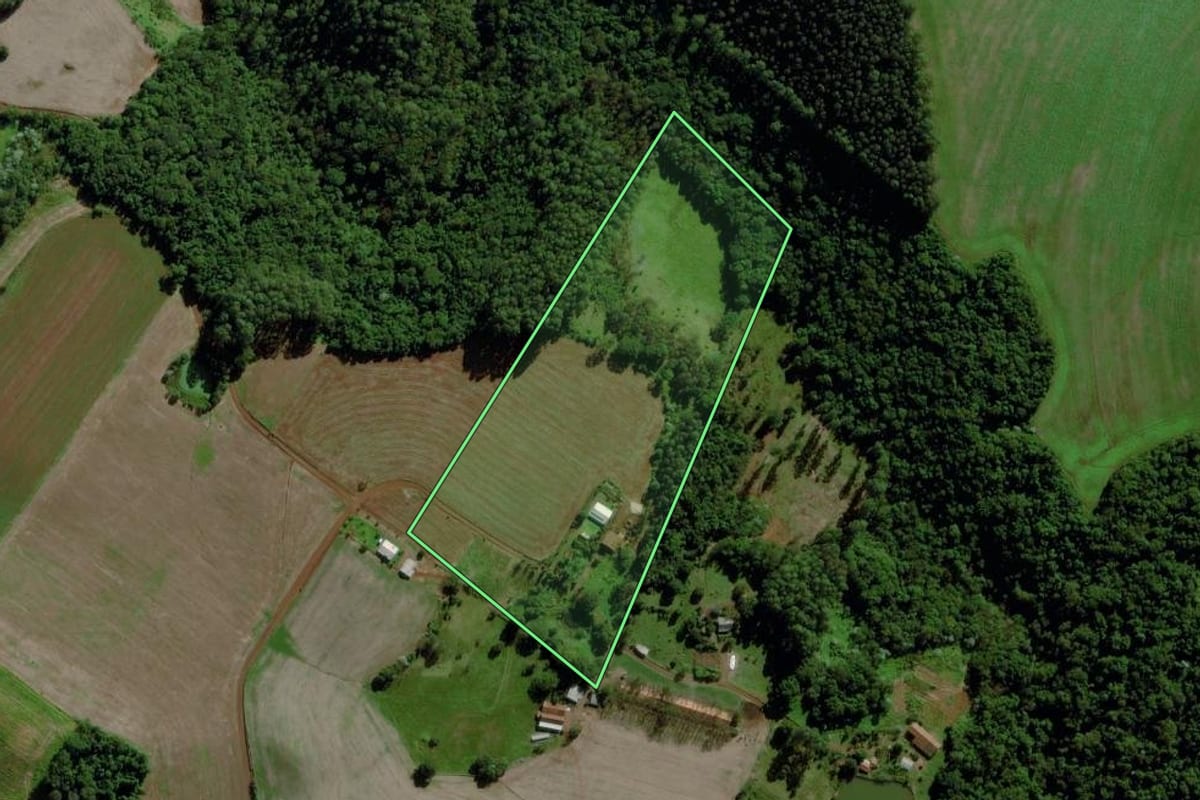 Imagem de satélite do imóvel rural em Cunha Porã (SC), com o contorno declarado no CAR desenhado por cima.