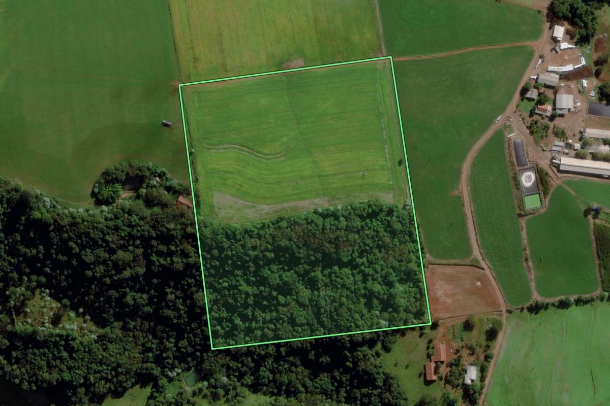 Imagem de satélite do imóvel rural em Cunha Porã (SC), com o contorno declarado no CAR desenhado por cima.